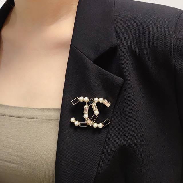 Chanel小香 最新款高版本镶方钻镶珍珠香奈儿胸针 是最懂女人的饰物 那些倾注了全部心血去做自己的女人 往往更珍惜胸针的意义 香奈儿女士把胸针别在帽子上 并告